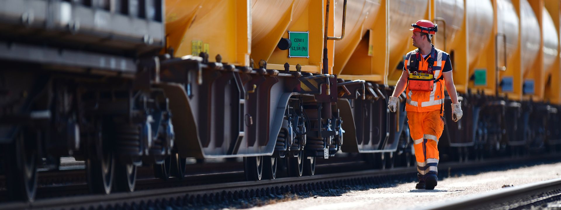 DB Cargo employee walks along tank wagon train